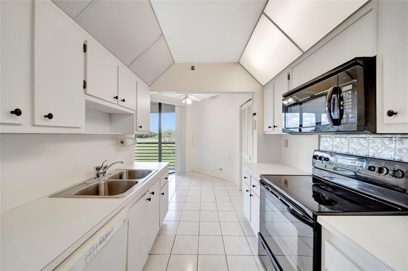 MOTIVATED SELLER! LARGE PRICE REDUCTION ! This Unit is ready for - photo 22