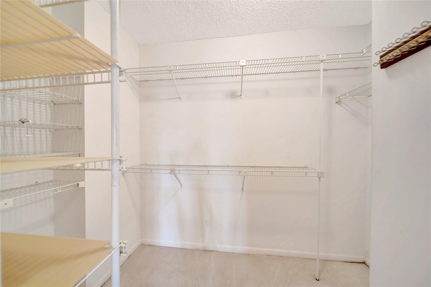 MOTIVATED SELLER! LARGE PRICE REDUCTION ! This Unit is ready for - photo 28