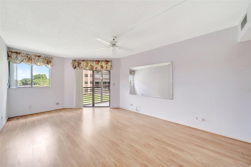 MOTIVATED SELLER! LARGE PRICE REDUCTION ! This Unit is ready for - photo 32