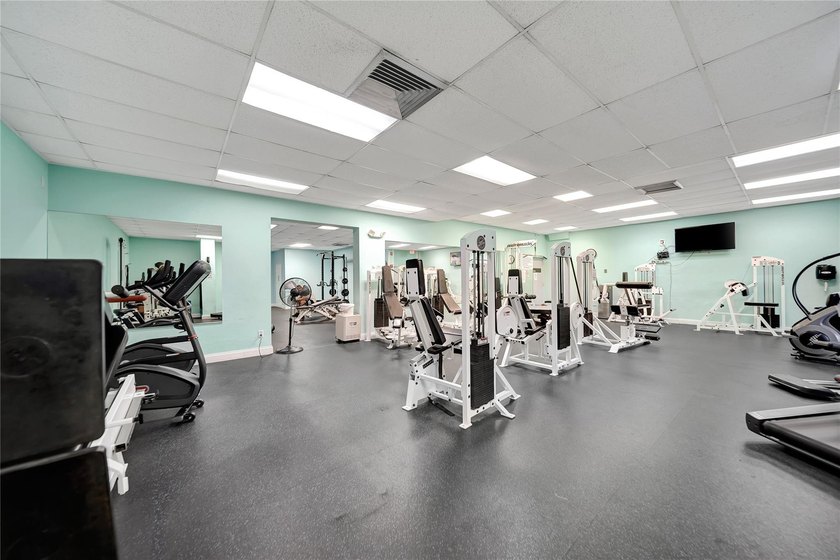 MOTIVATED SELLER! LARGE PRICE REDUCTION ! This Unit is ready for - photo 43