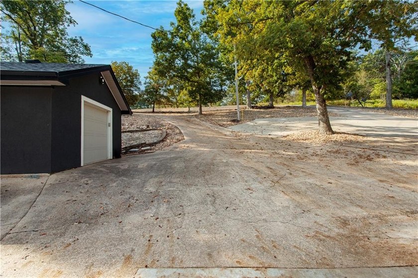 NEW PRICE!! Sunshine and Water....Lakefront living at its - photo 3