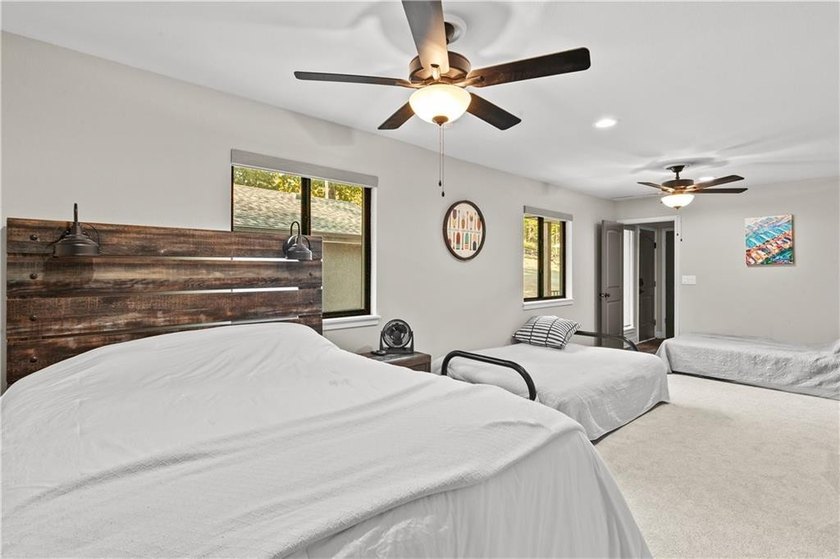 NEW PRICE!! Sunshine and Water....Lakefront living at its - photo 6
