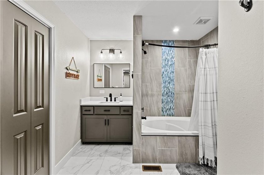 NEW PRICE!! Sunshine and Water....Lakefront living at its - photo 7