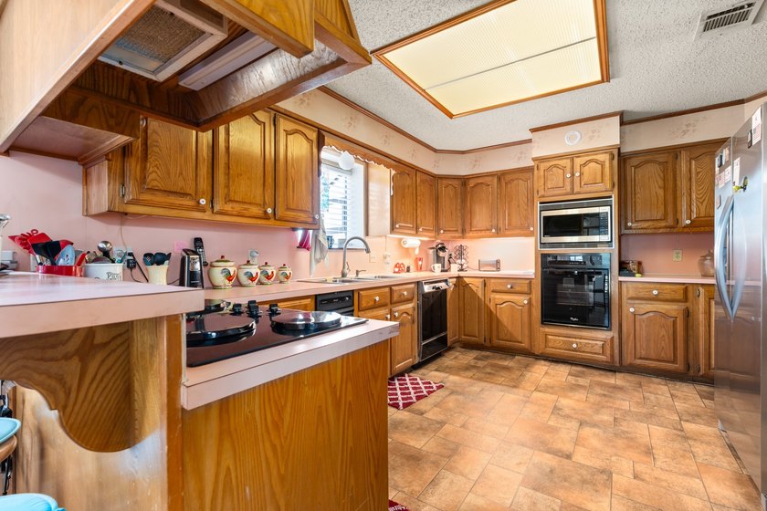 3.7 scenic acres, an impressive workshop, and just minutes from - photo 17