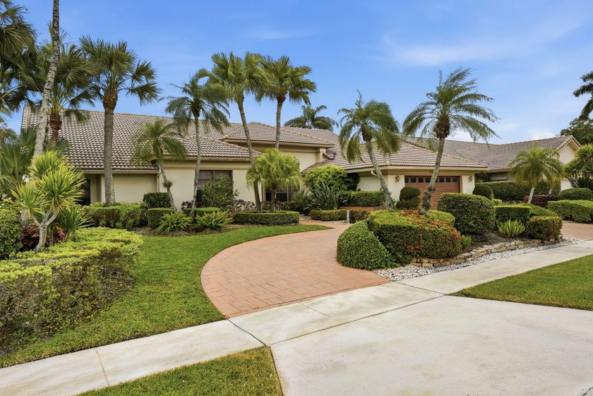 Premier golf course residence with pool on the 18th fairway - photo 3
