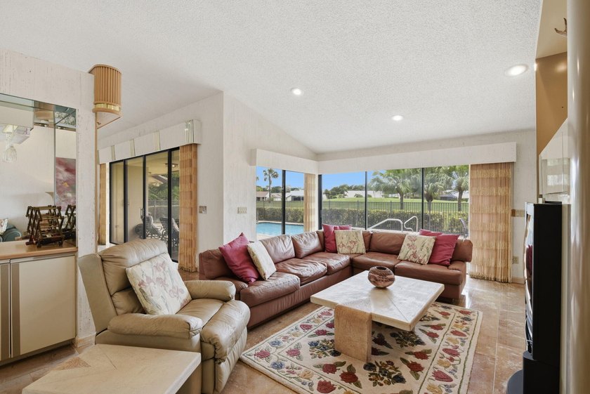 Premier golf course residence with pool on the 18th fairway - photo 9