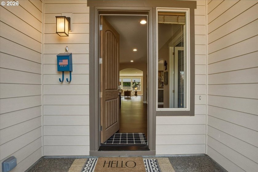 Beautifully appointed Pacific Lifestyle home featuring 3 - photo 4