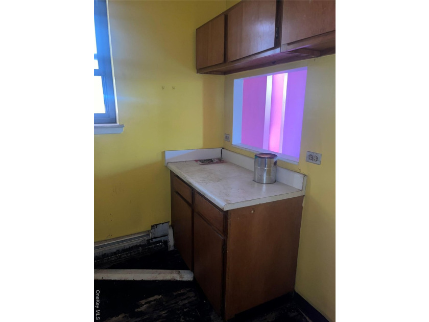 Spacious 2-bedroom, 1-bath co-op located on the 3rd floor of a - photo 4