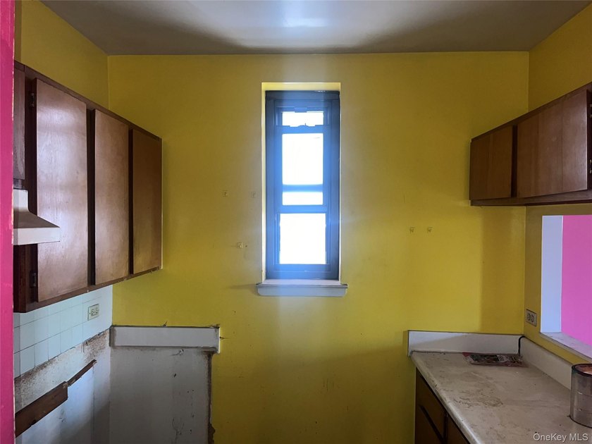 Spacious 2-bedroom, 1-bath co-op located on the 3rd floor of a - photo 5