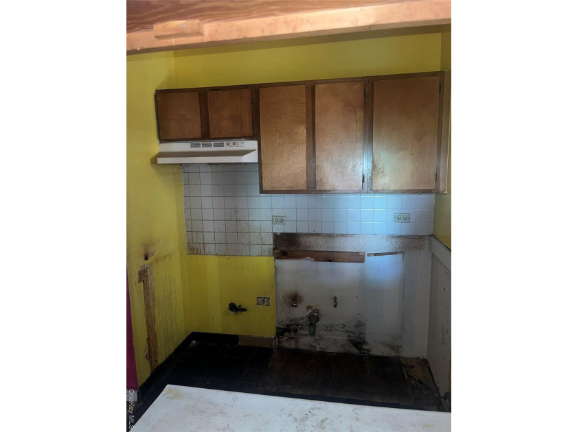 Spacious 2-bedroom, 1-bath co-op located on the 3rd floor of a - photo 6