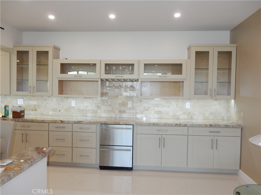 Desert Island Designer Penthouse for LEASE! This exceptional - photo 6