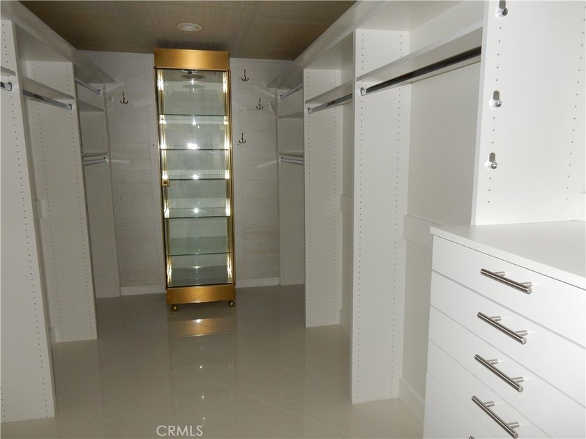 Desert Island Designer Penthouse for LEASE! This exceptional - photo 10