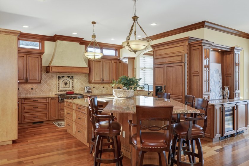 Custom-built with exceptional craftsmanship and finishes - photo 5