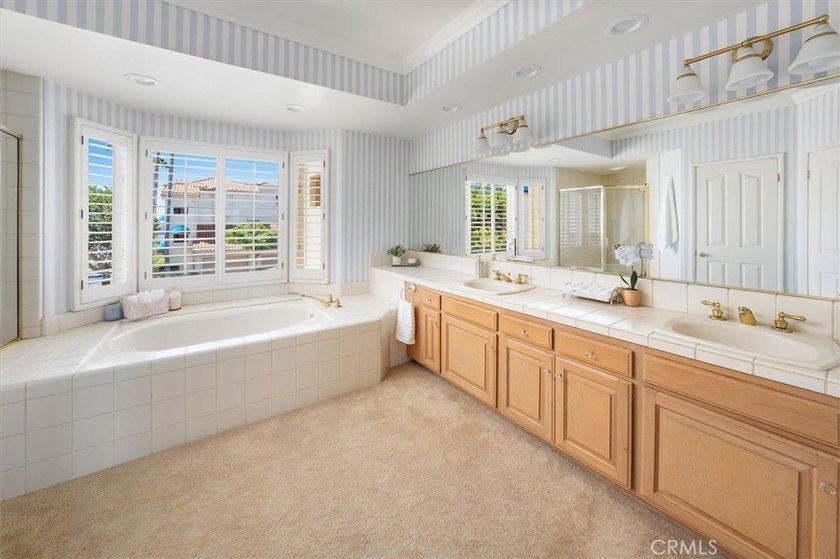 Stunning single-level waterfront condo in the exclusive gated - photo 30