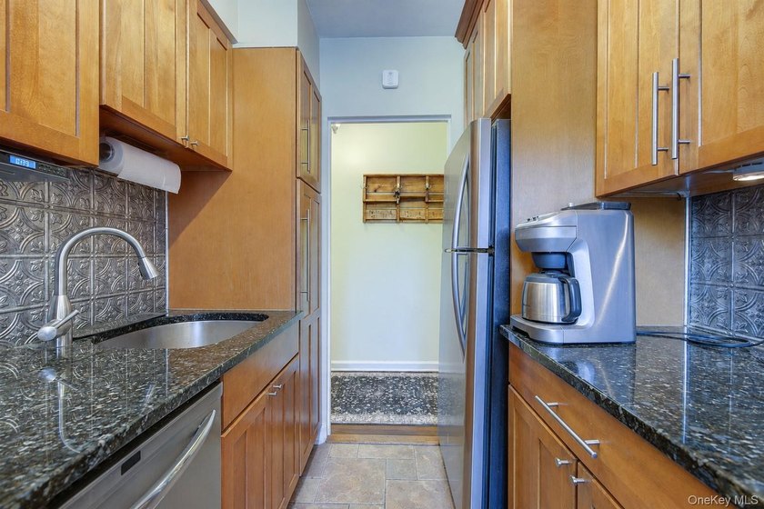 Welcome to Rocky Hill Terrace! This bright and spacious - photo 13