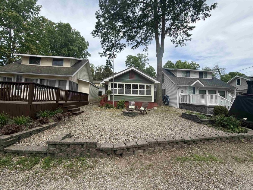 Welcome to this beautifully updated 1-bedroom, 1-bath cottage - photo 2