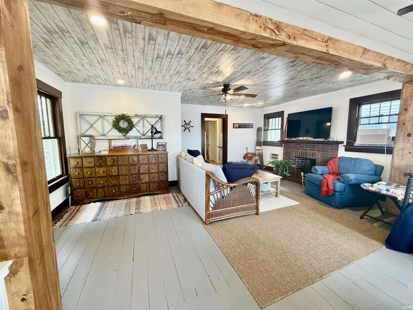 Welcome to this beautifully updated 1-bedroom, 1-bath cottage - photo 4