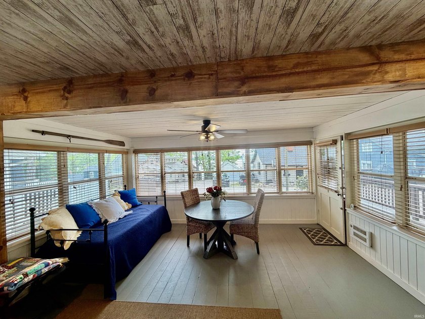 Welcome to this beautifully updated 1-bedroom, 1-bath cottage - photo 8
