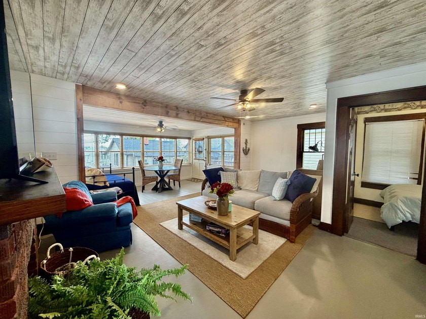 Welcome to this beautifully updated 1-bedroom, 1-bath cottage - photo 9