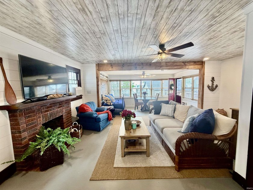 Welcome to this beautifully updated 1-bedroom, 1-bath cottage - photo 10
