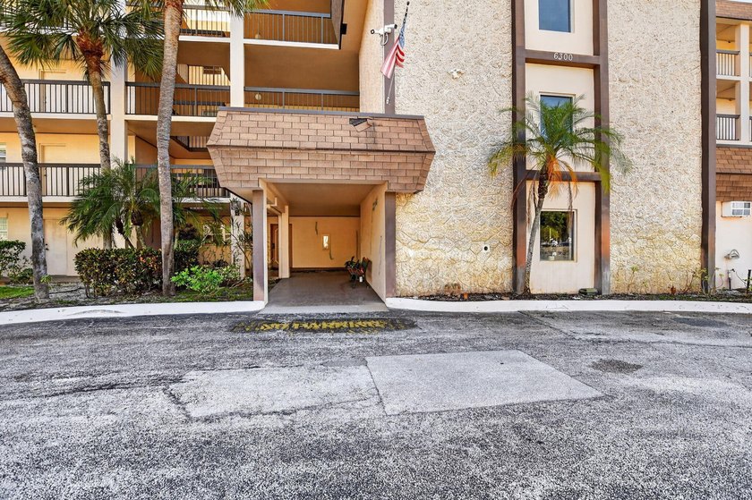 Completely renovated and move in ready 2/2 + den, could easily - photo 3