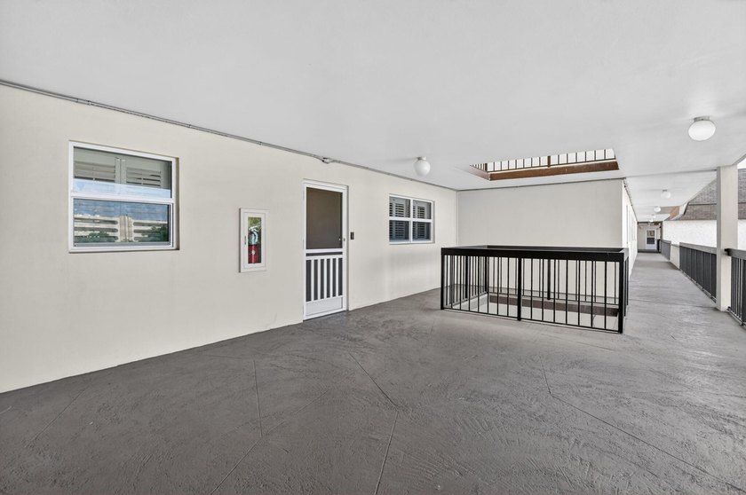 Completely renovated and move in ready 2/2 + den, could easily - photo 6