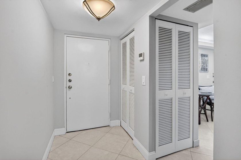 Completely renovated and move in ready 2/2 + den, could easily - photo 7