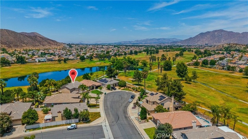 Amazing Lake &amp; Golf Course Views! Located on a quiet cul-de-sac - photo 3
