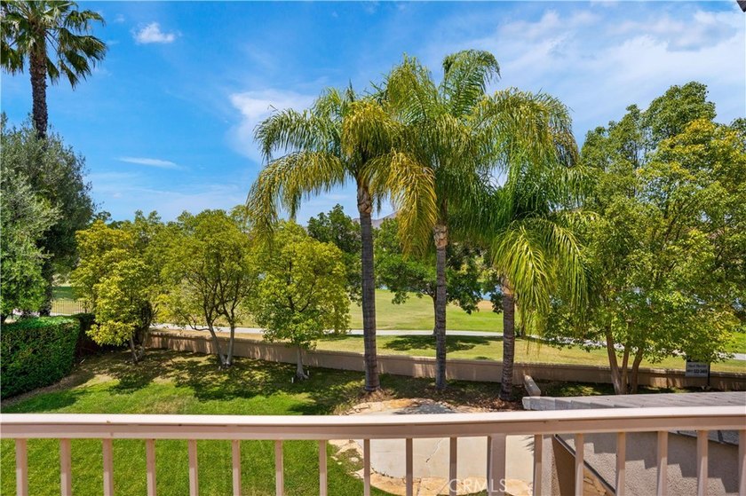 Amazing Lake &amp; Golf Course Views! Located on a quiet cul-de-sac - photo 4