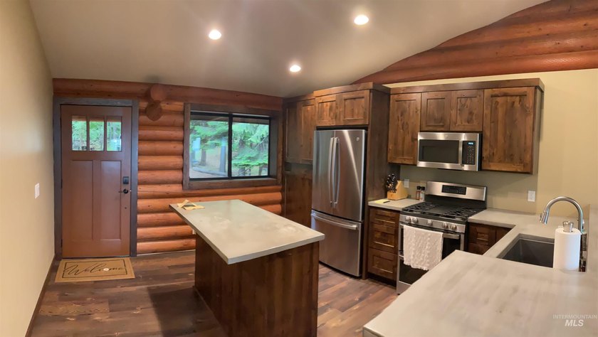 Stunning Views of Dworshak Reservoir | Fully Renovated Log Home - photo 12