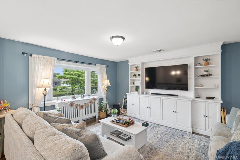 This beautiful 4 bedroom high ranch home located in the Sachem - photo 3