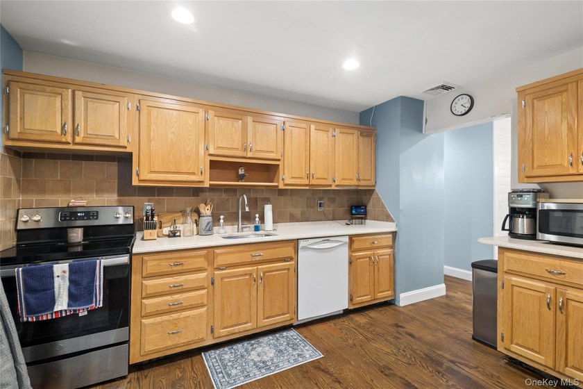 This beautiful 4 bedroom high ranch home located in the Sachem - photo 4
