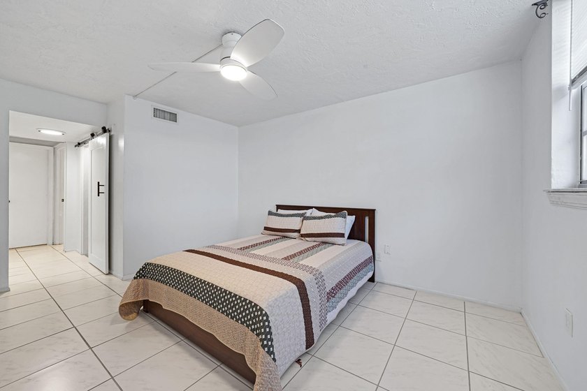Welcome to this thoughtfully renovated, one-bedroom - photo 13