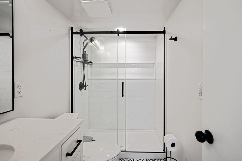 Welcome to this thoughtfully renovated, one-bedroom - photo 15