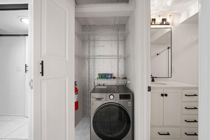 Welcome to this thoughtfully renovated, one-bedroom - photo 16
