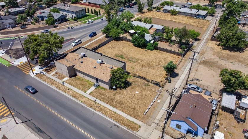 2523 sq ft commercial/ mixed use building on 17,500 sq ft lot - photo 12