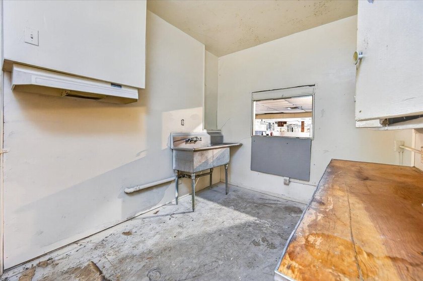 2523 sq ft commercial/ mixed use building on 17,500 sq ft lot - photo 15