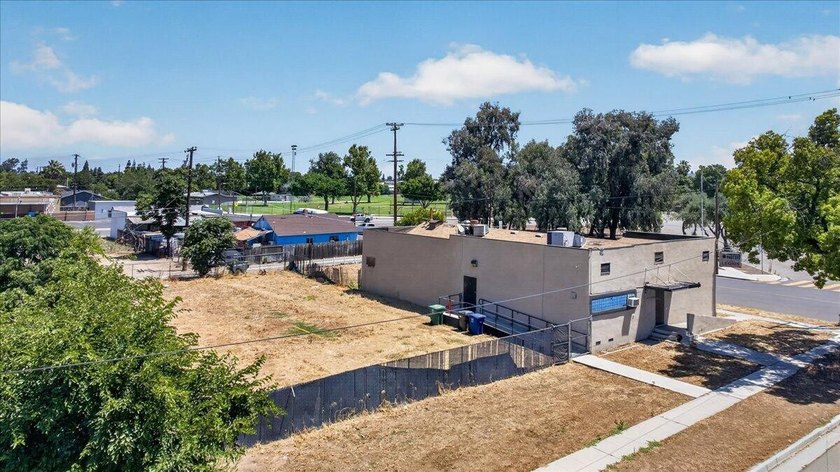 2523 sq ft commercial/ mixed use building on 17,500 sq ft lot - photo 16