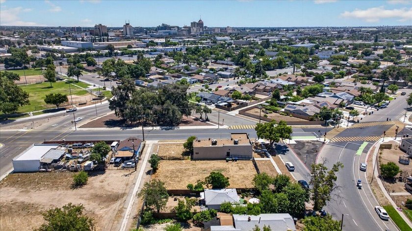 2523 sq ft commercial/ mixed use building on 17,500 sq ft lot - photo 17