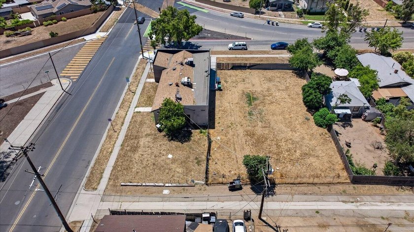 2523 sq ft commercial/ mixed use building on 17,500 sq ft lot - photo 24