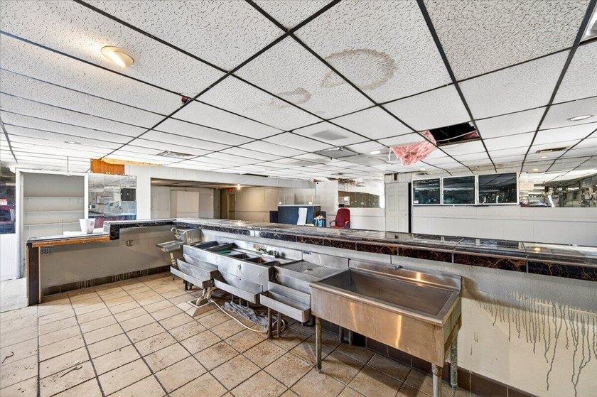 2523 sq ft commercial/ mixed use building on 17,500 sq ft lot - photo 27
