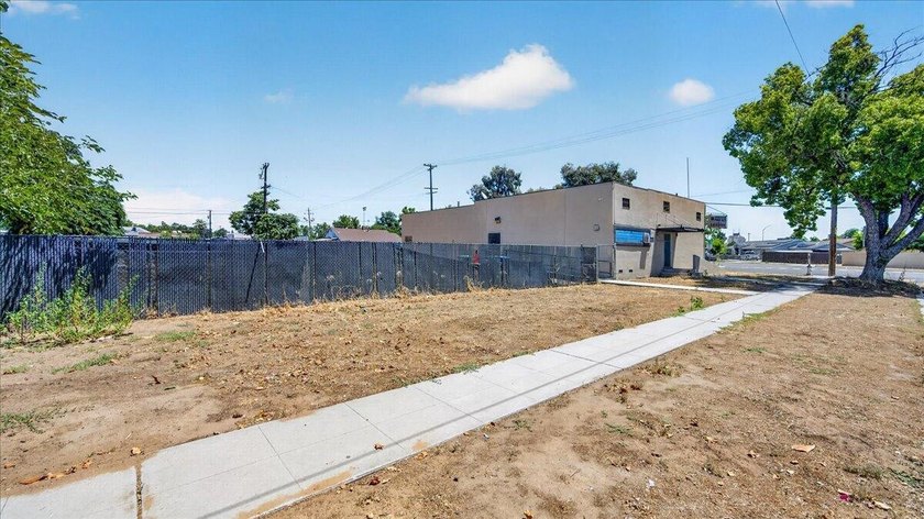 2523 sq ft commercial/ mixed use building on 17,500 sq ft lot - photo 28