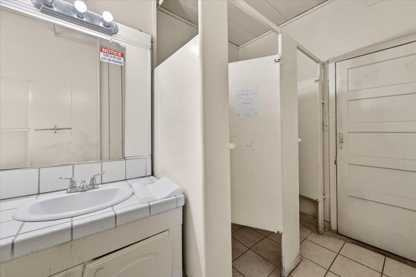 2523 sq ft commercial/ mixed use building on 17,500 sq ft lot - photo 29