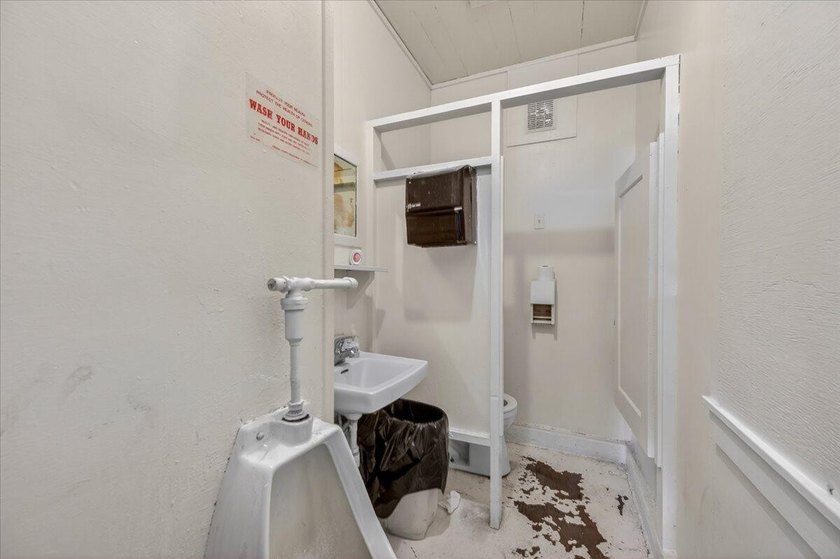 2523 sq ft commercial/ mixed use building on 17,500 sq ft lot - photo 30