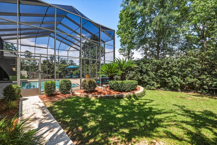 Beautiful pool home located in the desirable gated community of - photo 32
