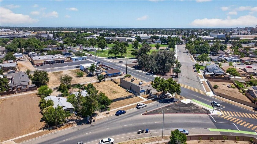 2523 sq ft commercial/ mixed use building on 17,500 sq ft lot - photo 34