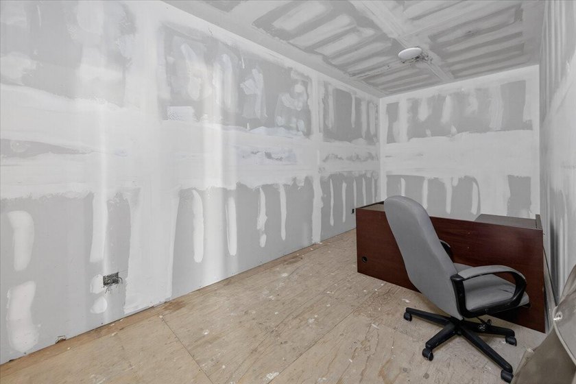 2523 sq ft commercial/ mixed use building on 17,500 sq ft lot - photo 35
