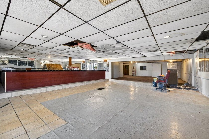 2523 sq ft commercial/ mixed use building on 17,500 sq ft lot - photo 37