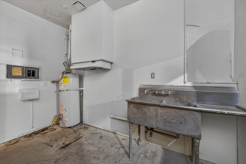 2523 sq ft commercial/ mixed use building on 17,500 sq ft lot - photo 39