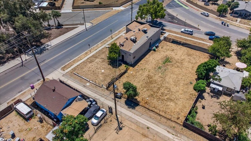 2523 sq ft commercial/ mixed use building on 17,500 sq ft lot - photo 40